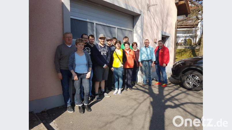 Wichtige Erste-Hilfe-Maßnahmen bringt Wolfgang Müller (rechts) vom Arbeiter-Samariter-Bund den Teilnehmern an dem von der Feuerwehr organisierten Kurs bei. Bild: hzi