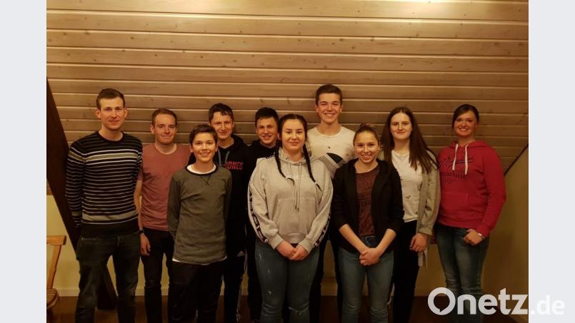 Die Jugendwarte Marco Holzwarth (links) und Sabrina Sebald (rechts) mit neuem Jugendsprecher Max Tuchbreiter (Vierter von rechts) und den Rest der lernwilligen Nachwuchs-Feuerwehrleute. Bild: exb