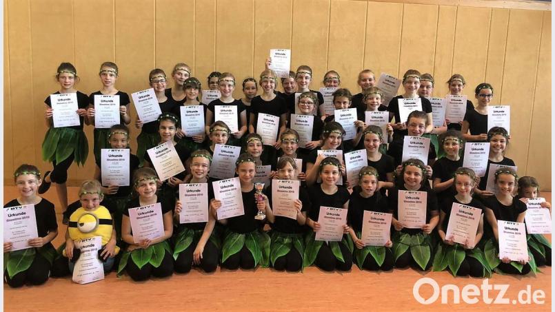 Ganze 44 Mädchen tanzten bei den &quot;Dancing Stars&quot;. Mit &quot;Welcome to the Jungle&quot; belegten sie den 2. Platz bei den Kids. Bild: sne