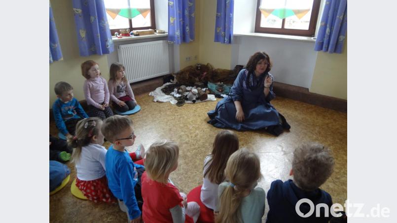 Tanja Weiß erzählte den Kindern verschiedene Märchen. Bild: exb