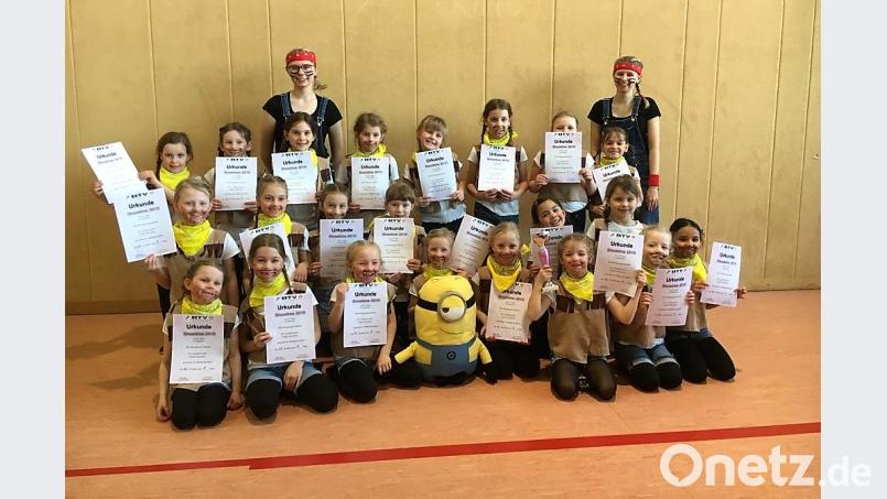 Die &quot;Little Dancers&quot; feiern ihren Sieg bei den Minis für &quot;Wilder Westen&quot;. Bild: sne