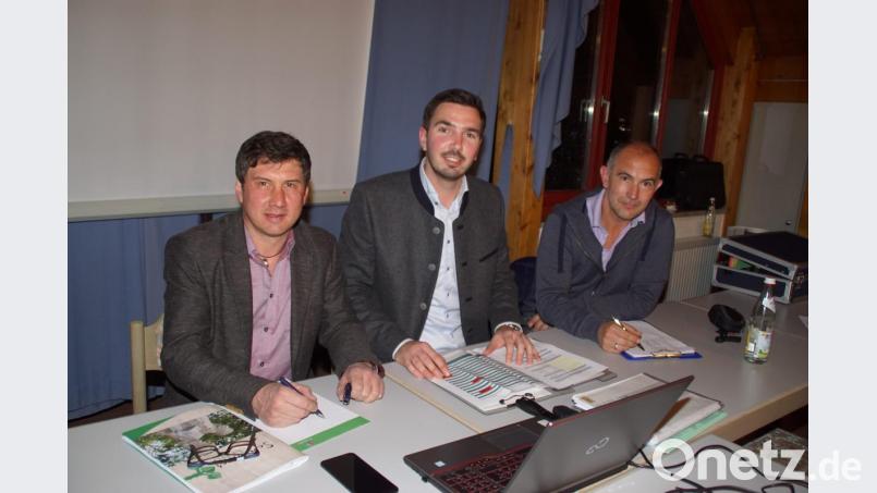 Bürgermeister Gerald Reiter, Bauoberrat Martin Stahr und Matthias Steinert (von links) informierten die Zuhörer über Ziele der Dorferneuerung. Bild: mmj