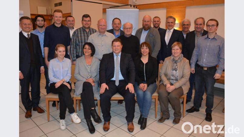 Neu aufgestellt hat sich der CSU-Ortsverband Mitterteich, der nun unter der Führung von Stefan Grillmeier (vorne, Mitte) steht. Im Bild das Vorstandsgremium mit dem neuen Ehrenvorsitzenden Roland Grillmeier (stehend, Vierter von rechts), CSU-Stadtratsfraktionssprecher Josef Schwägerl (stehend, Zweiter von rechts) und CSU-Kreisvorsitzendem Tobias Reiß (links). Bild: jr