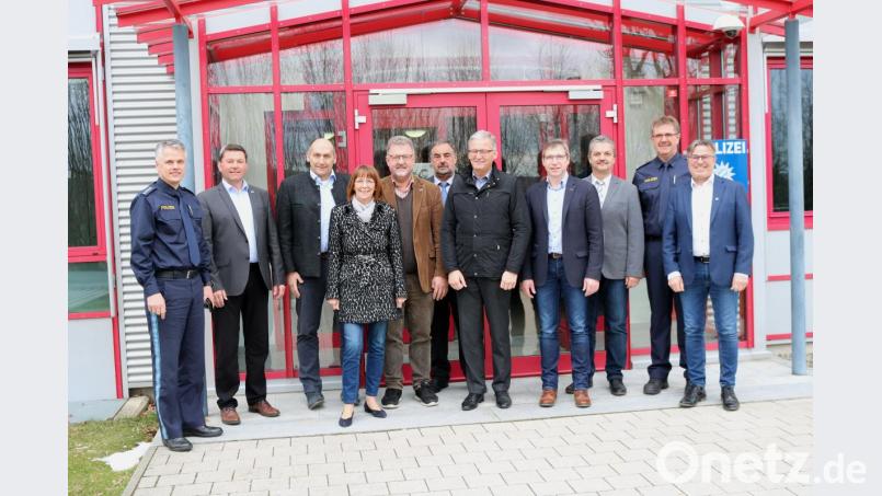 Erster Polizeihauptkommissar Martin Zehent (Zweiter von rechts) und Stellvertreter Polizeihauptkommissar Thomas Meiler (links) stellten den Bürgermeistern der verschiedenen Kommunen aus dem Dienstbereich den Sicherheitsbericht 2018 vor. &quot;Die Bürger können sich sicher fühlen&quot;, waren die Teilnehmer überzeugt. Bild: dob