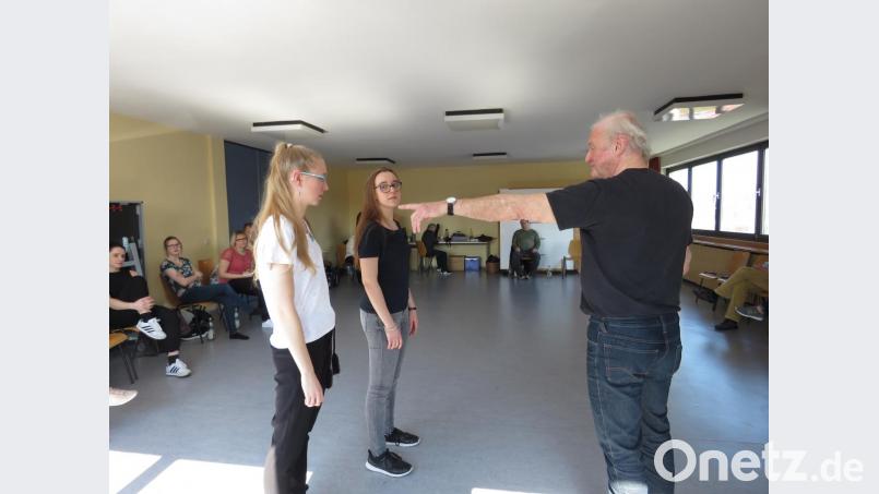 Was kann man besser machen? Theaterfachmann Winfried Steinl (re.) ist nicht zimperlich mit Kritik. Das sei notwendig für die Bühnenreife, sagt er. Bild: ubb
