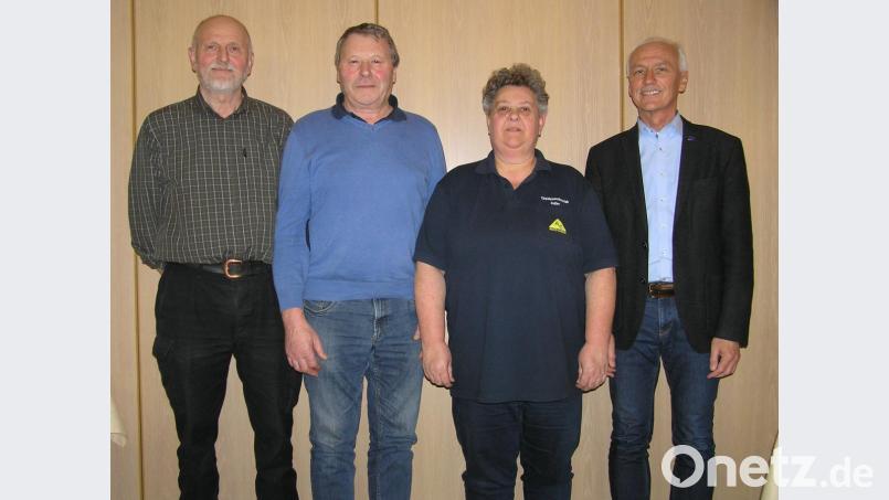 Peter Wittmann führt als Vorsitzender der Siedlergemeinschaft, Hans Richtmann die Kassengeschäfte und Maria Riedl das Protokoll. Bürgermeister Peter König wurde als Kassenprüfer bestätigt (von links). Bild: öt