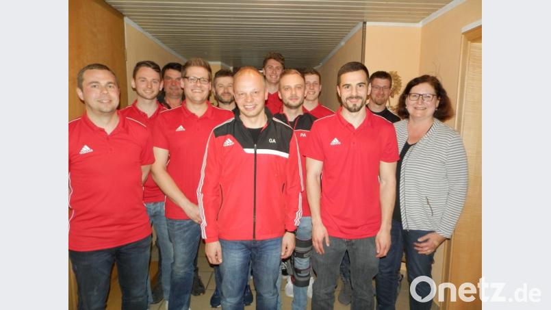 Stellvertretende Bürgermeisterin Rita Salomon (rechts) gratulierte der neuen FC-Vorstandschaft um Vorsitzenden Alois Gillitzer (Mitte) zur Wahl. Bild: nia