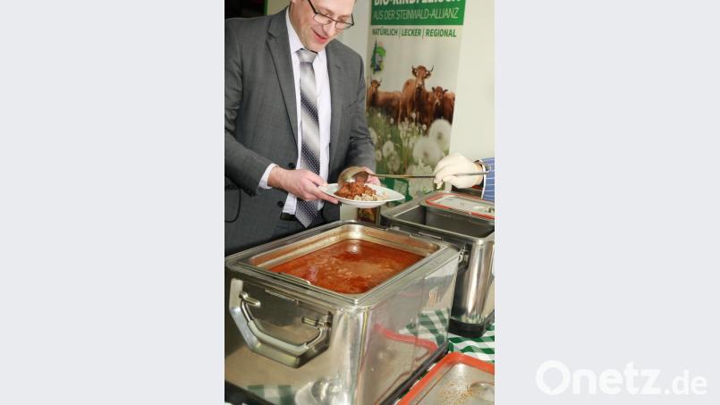 Die Topinambur-Nudeln und Gulasch mit Bio-Rindfleisch aus der Ökomodellregion Steinwald ließ sich auch Martin Schmid, Geschäftsführer der Steinwald-Allianz, schmecken. Bild: njn