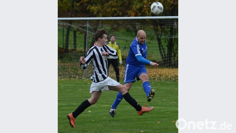 Was geht noch bei Christopher Neidl (rechts) und den Schmidgadenern? Der Bezirksliga-Absteiger will im Kampf um Platz zwei eingreifen. Bild: ham