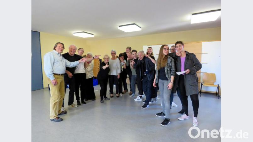 Die Workshopteilnehmer sowie die MTT-Vorsitzenden Florian Winklmüller (li.) und Manfred Grüssner (4 v. re.) zeigen dem Referenten Winfried Steinl (2 v. li.) ihre Begeisteriung über den tollen Workshops mit theatralischer Mimik und Gestik. Bild: ubb