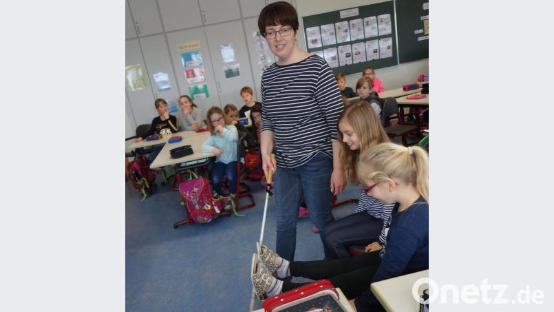 Zur selbstständigen Bewältigung ihres Alltags ist für Bettina Pichlmeier ein Hilfsmittel unverzichtbar: ihr Blindenstock &quot;Josef&quot;. Bild: jpl