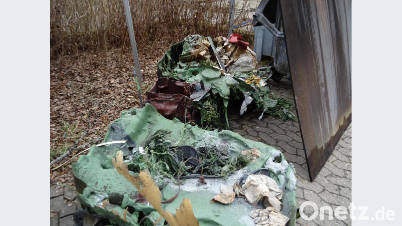 Völlig klein geschmolzen hat der Brand die grünen Müllcontainer, die im Keller der Schule gelagert waren. Bild: Landratsamt Wunsiedel