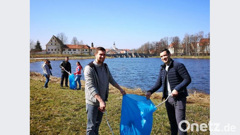 Bei der Müllsammelaktion im Fischhofpark: Links JU-Ortsvorsitzender Johannes Klinger, rechts Jugendratsprecher Tobias Weiß. Bild: exb