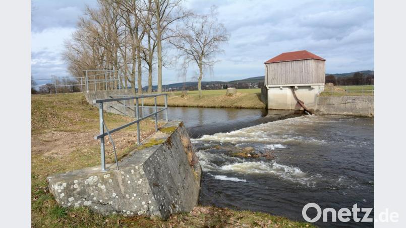 Das Wehrhaus am Unteren Wehr Richtung Ullersricht wird abgerissen, die Gewässersohle abgeflacht. Bild: Gabi Schönberger