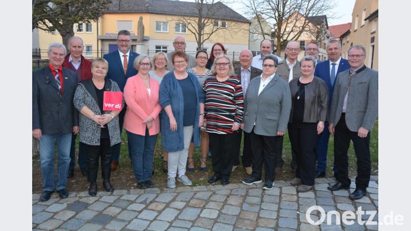 Für ihre jahrzehntelange Treue zu Verdi Stiftland wurden am Samstag in Konnersreuth eine Reihe von Jubilaren geehrt. Unser Bild zeigt die „Verdianer“ mit (von rechts) Bürgermeister Max Bindl, Peter Hofmann und Fritz Rüth, sowie DGB-Kreisvorsitzender Klaus Schuster (4. von links). Bild: jr