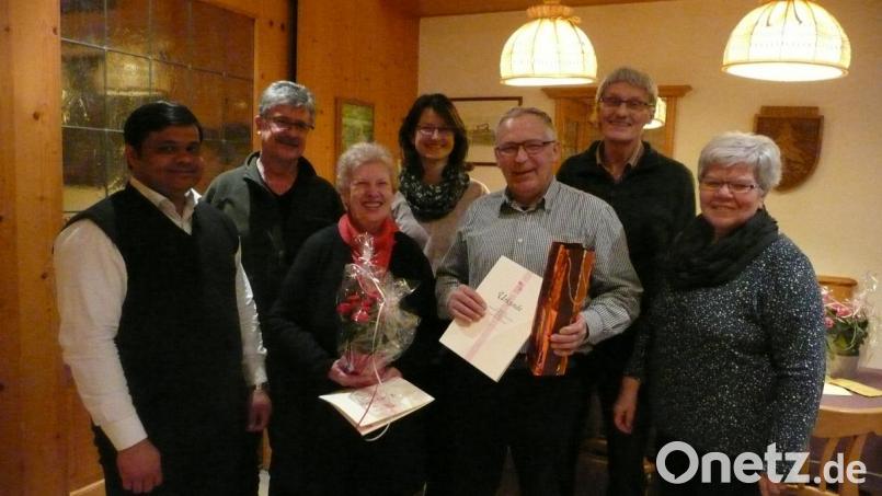 Ehrungen bei der KAB Fuchsmühl: Im Bild von links Präses Pater Martin, Bürgermeister Wolfgang Braun, Doris Peter, Zweite Vorsitzende Bettina Stock, Hubert Popp, Erster Vorsitzender Willi Greger, Erste Vorsitzende Christa Müller. Bild: exb