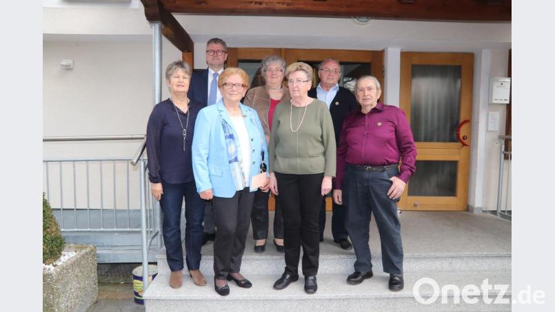 Erster Bürgermeister Michael Göth und Stadträtin Hildegard Geismann gratulierten den „Edelweiß“-Jubilaren Waltraud Reis, Hilde Hiller, Helga Streiter, Hans Hiller und Johann Schönmann (von links). Bild: mfh