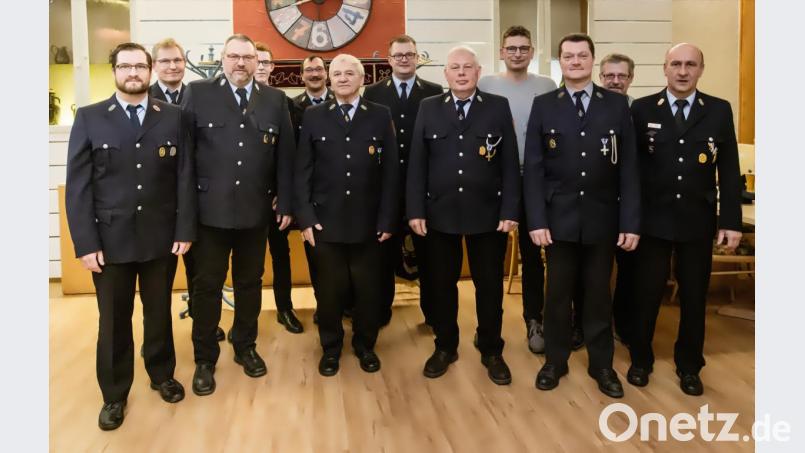 Die neue Führungsspitze der Feuerwehr Wildenreuth. Auf dem Bild (von links) Schriftführer Michael Gruner, zweiter Vorsitzender Reinhard Hofmann, erster Vorsitzender Roland Krommer, die Beisitzer Pascal Pregler und Mario Strauß, der ehemalige erste Vorsitzende Wendelin Fenzl, Kassier Tobias Klier, Kommandant Thomas Simmerl, Kassenprüfer Helmut Gollwitzer Helmut, zweiter Kommandant Harald Hör, Kassenprüfer Mattias Knodt und Kreisbrandmeister Herbert Thurm. Bild: njn