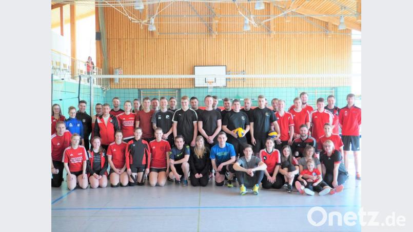 Acht Teams kämpfen beim Mix-Turnier der TSV-Volleyballabteilung „Red Sharks“ um den Sieg. Bild: tu