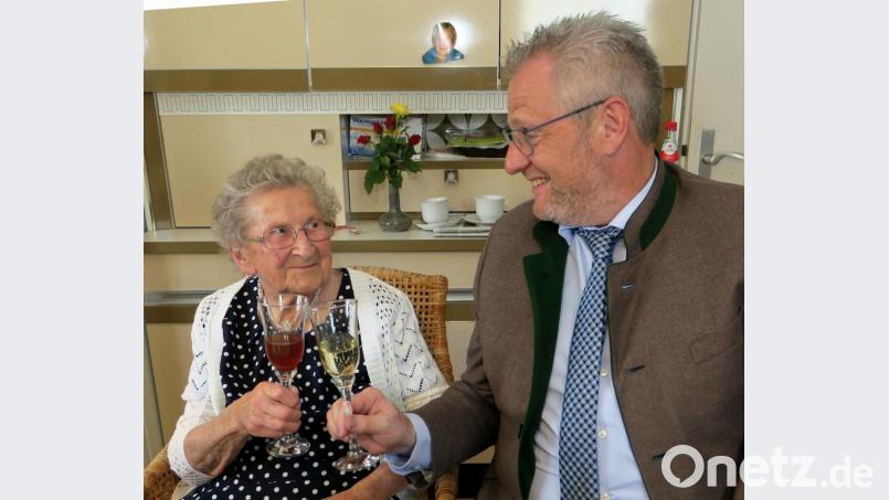 Liselotte Hoffmann (links) feierte den 99. Geburtstag und bekam Besuch von Oberbürgermeister Andreas Feller Bild: Hirsch