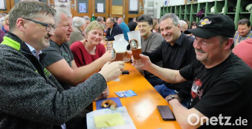 Zum traditionellen Starkbierfest richtet die Feuerwehr Stulln alljährlich die Fahrzeughalle als „Trinkstube" ein. Das süffige Bier schmeckt in geselliger, gemütlicher Runde - und Stimmung ist Trumpf. Bild: ohr