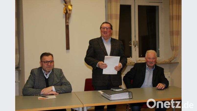 Erfreuliches hatte der Vorsitzende des Fördervereins Georgsorgel, Hans Paulus (Mitte), in Anwesenheit von Dekan Markus Brunner (links) und seinem Stellvertreter Adolf Strobl (rechts) bei dessen Jahreshauptversammlung zu berichten. Bild: ads