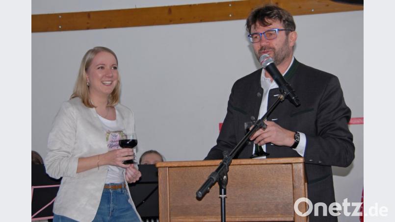 Der scheidenden Hollunderkönigin Jana Schäffler (links) dankte Bürgermeister Wolfgang Haberberger (rechts) für ihr Engagement und für ihre Werbung für die Kulmstadt. Bild: ow