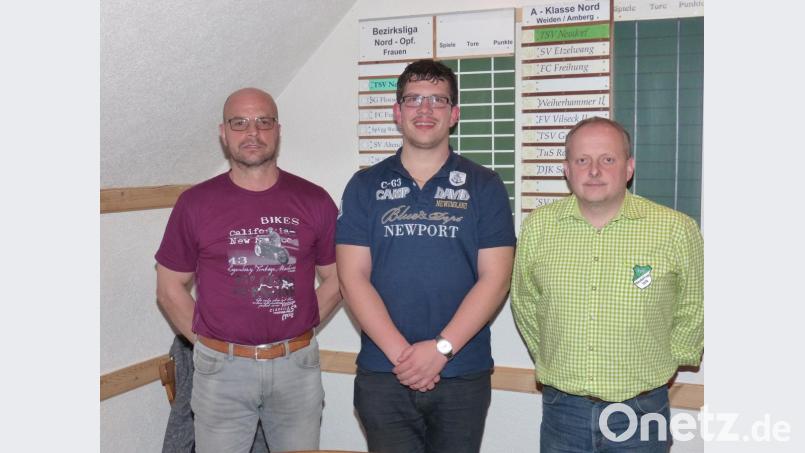 Stellvertretender Vorsitzender Richard Zeiler, Abteilungsleiter Fußball Konrad Gast und Vorsitzender Helmut Hummer (von links). Bild: hme