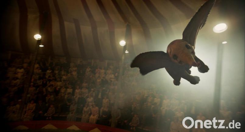 Dumbo fährt seine Ohren aus und schwebt durch das Zirkuszelt. Disney hat nun auch dem Klassiker mit dem süßen Elefanten eine Realverfillmung gewidmet. Bild: dpa