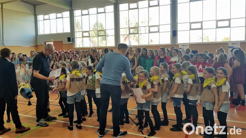 Volles Haus in Erbendorf: Die Little Dancers feiern ihren Sieg bei den Minis für &quot;Wilder Westen&quot;. Bild: sne