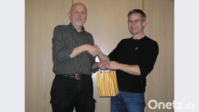 Vorsitzender Peter Wittmann (links) vom Verband Wohneigentum, Siedlergemeinschaft Neusorg, überreichte an den Referenten Mykologen Stefan Hartwig ein Präsent. Bild: öt