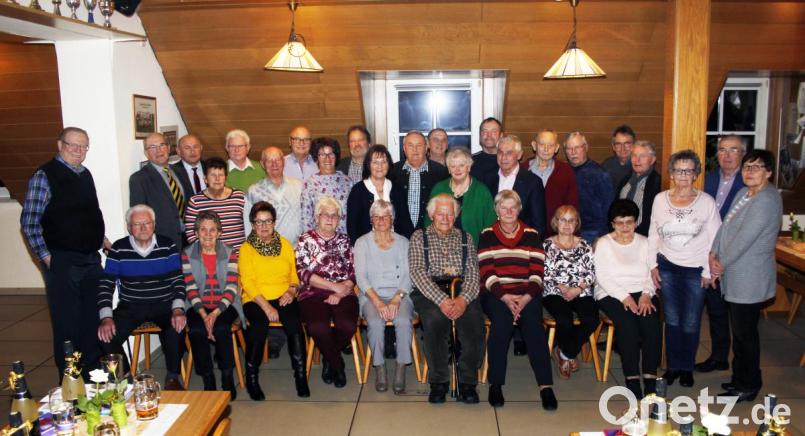 Für viele Jahre Treue zu den Wanderfreunden des SV Hahnbach werden einige Mitglieder geehrt. Ihnen gratulieren Vorsitzender Hermann Graf und Kulturausschussvorsitzender Georg Götz (stehend, zweiter und Dritter von links) sowie SV-Vorsitzender Hans Luber (stehend, Fünfter von links). Bild: höl