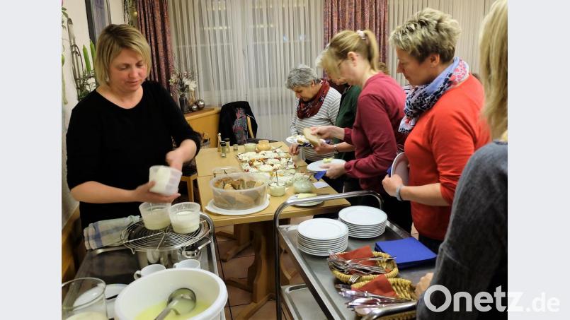 Frisches Brot und frischer Käse: Die Teilnehmerinnen waren vom Geschmack begeistert. Bild: wlr