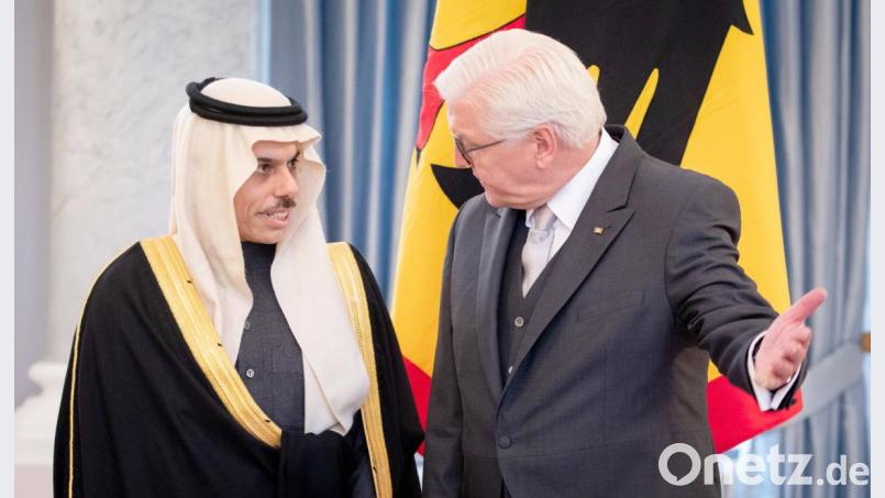 Bundespräsident Frank-Walter Steinmeier (rechts) empfing am Mittwoch Prinz Faisal bin Furhan A. F. Al Furhan Al Saud, den neuen Botschafter von Saudi Arabien in Deutschland. Am selben Tag verhandelte die Koalition über Rüstungsexporte nach Saudi-Arabien. Bild: Kay Nietfeld/dpa