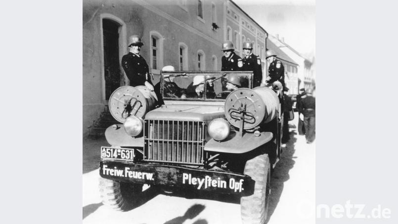 Die Pleysteiner Feuerwehrmänner unternahmen 1951 die erste Fahrt mit dem neuen Löschfahrzeug Dodge-Bachert, einer US-amerikanischen Automarke. Repro: tu