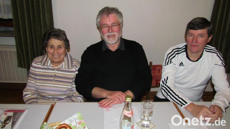 Die KAB will vorerst von Veranstaltung zu Veranstaltung entscheiden, was machbar ist. Martha Magerl (von links), Stadtpfarrer Edmund Prechtl und KAB Kreisvorsitzender Georg Schreglmann sind dabei. Bild: is