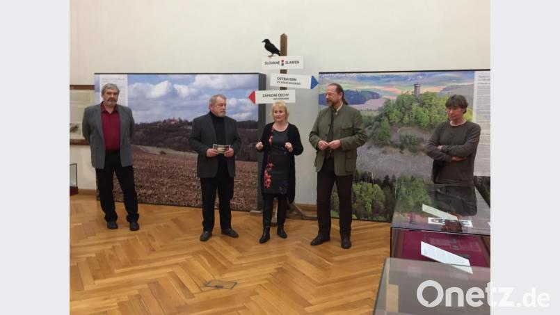 Ausstellungseröffnung in PIlsen. „Slawen in Ostbayern und Westböhmen“, mit dieser Hauptausstellung des ArchaeoCentrums Bayern-Böhmen im Westböhmischen Museums in Pilsen werden hervorragende frühmittelalterliche Funde des gemeinsamen Kulturraums erstmalig öffentlich präsentiert. Bei der Eröffnung stellten die Redner die Bedeutung dieser Ausstellung heraus. Im Bild von links Mgr. Milan Metlička vom Westböhmischen Museum Pilsen, PhDr. František Frýda, Direktor des Westböhmischen Museums Pilsen, Dolmetscherin Ilona Buchtova, Stefan Wolters vom ArchaeoCentrum Bayern-Böhmen und PD Dr. Hans Losert, Universität Bamberg. Bild: exb
