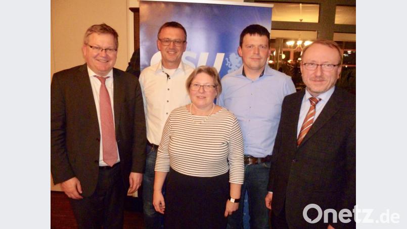 Große Harmonie kennzeichnete den Verlauf der Neuwahlen im Ortsverband Sebastian. Von links stellvertretender Ortsvorsitzender OB Michael Cerny, Schatzmeister Thomas Rumpler, Vorsitzende Birgit Wittmann, stellvertretender Ortsvorsitzender Werner Schindler und Schriftführer Michael Kreutle. Bild: usc