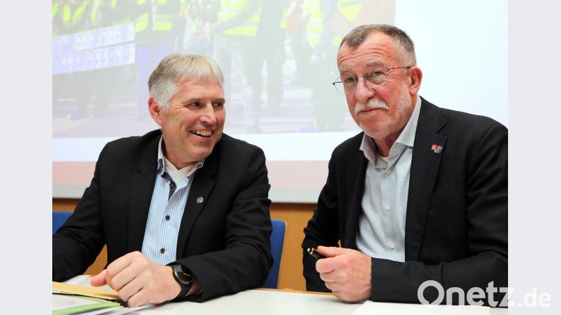 Bezirksleiter Johann Horn (rechts) stellt sich erstmals bei einer Delegiertenversammlung der IG Metall vor. Links daneben: Erster Bevollmächtigter Horst Ott. Bild: Wolfgang Steinbacher