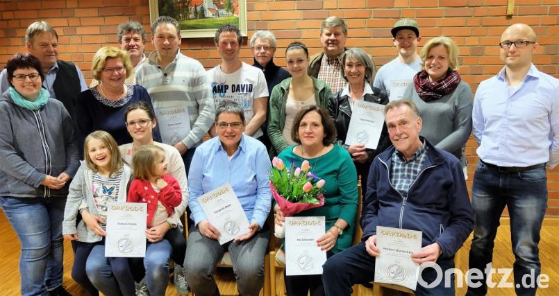 Der wiedergewählte Vorstand und die Geehrten des Tennisclubs freuen sich auf das Gründungsjubiläum, das am 3. August gefeiert wird. Bild: wlr