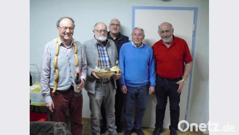 Herbert Striegl (Zweiter von rechts) ist mit 77 Punkten Sieger des Preisschafkopfs. Franz Witt (hintere Reihe) und Josef Würth (rechts) folgen auf den weiteren Plätzen. Den Trostpreis teilten sich Franz Weishar und Josef Bergler (von links). Bild: dip