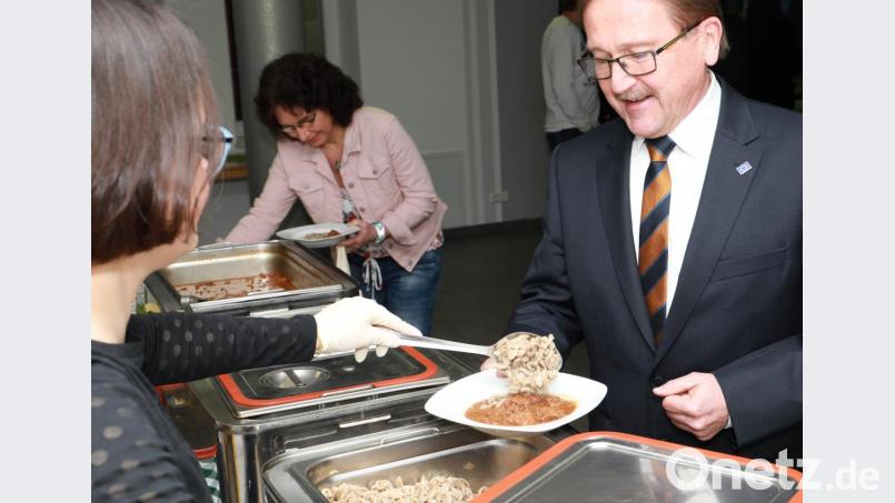 Die Topinambur-Nudeln und Gulasch mit Bio-Rindfleisch aus der Ökomodellregion Steinwald ließ sich auch der Vorsitzende der Steinwald-Allianz, Bürgermeister Hans Donko schmecken. Mit auf dem Bild die Mitarbeiterin der Steinwald-Allianz, Marlene Weiß (links). Bild: njn