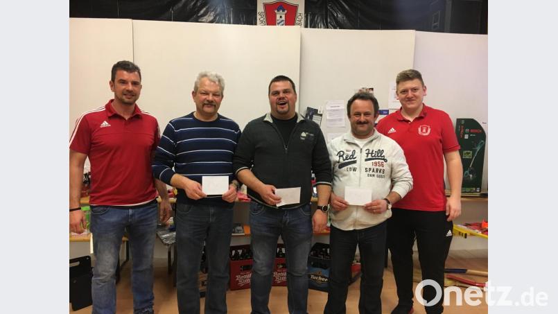 Spielleiter Marco Streit (rechts) und Gerhard Lindner (von links), der Vorsitzende des Sportclubs, gratulierten den drei Besten des Preisschafkopfes: Peter Windisch (Zweiter), Manfred Schecklmann (Sieger) und Markus Reifenberger (Dritter). Bild: dfr