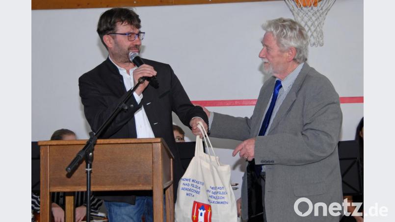 Keine kalten Füße soll der Bürgermeister Wolfgang Haberberger (links) bekommen. Deshalb übereichte ihm der Vertreter der Stadt bei der Städtefreundschaft „Neustadt in Europa“. Hans Jürgen Ritter ein Paar selbstgestrickte warme Socken. Bild: ow