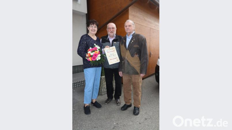 Vorsitzender Sepp Lösch überreichte Walter Birzer (rechts) für sein verdienstvolles 40 Jahre währendes Engagement die Ernennungsurkunde zum Ehrenmitglied. Für Ehefrau Christa gab es Blumen. Bild: mfh