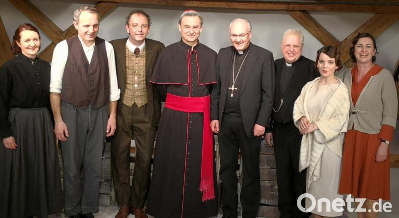 Bischof Rudolf Voderholzer (Fünfter von links) mit dem LTO-Ensemble von "Resl unser": (von links) Sonja Hammer-Kölbl, Herbert Kreuzer, Stefan Puhane, Christian Höllerer, Doris Hofmann und Claudia Lohmann. Bild: exb