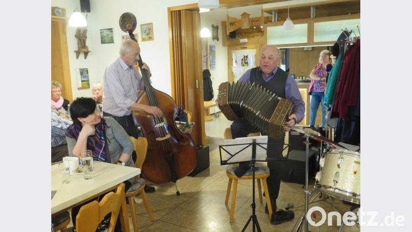 Manfred Schill und Wolfgang Walter (von rechts) spielen sich mit ihren fränkischen Liedern in die Herzen ihrer Oberpfälzer Zuhörer. Bild: jzk