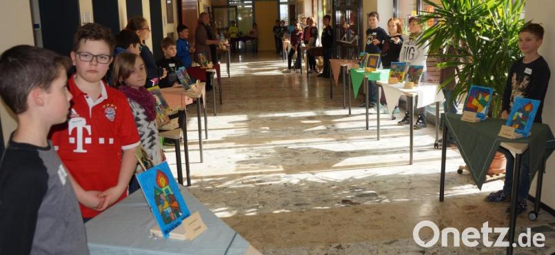 Motive nach Hundertwasser wurden von deutschen und tschechischen Schülern auf Glas gemalt und bei einer Vernissage stolz den Gästen präsentiert. Bild: weu