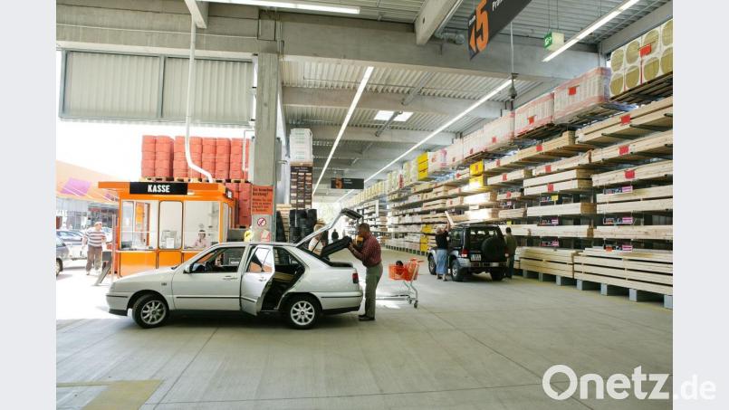 Bereits 2003 führte Hornbach den Drive-In-Baumarkt ein. In den Baustoffzentren und Baustoffabhollager können die Heimwerker mit ihren Fahrzeugen bis an die Regale vorfahren, um die schweren Baustoffe direkt einzuladen. Archivbild:  obs/Hornbach Baumarkt AG