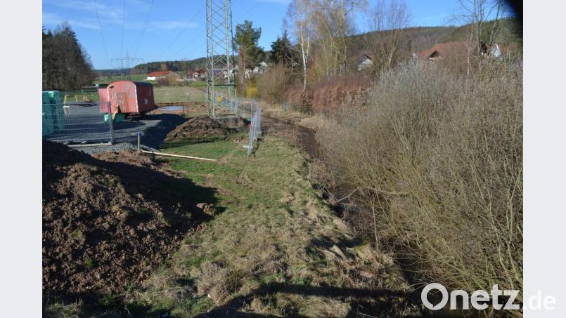 Der Gleitsbach wird renaturiert und links ist bereits mit dem Bau des Feuerwehrhauses begonnen. Die Gelder hierfür sind im Haushalt bereit. Bild: fz